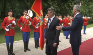Milanović zaboravio da se pokloni zastavi Crne Gore – VIDEO