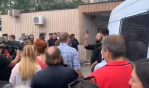 Drama u Podgorici, narod pokušao da spriječi privođenje sveštenika (VIDEO)
