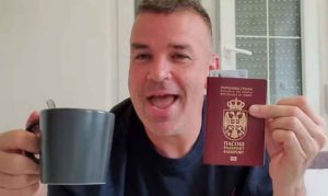 Amerikanac dobio srpski pasoš, pa javno pokazao koliko je srećan zbog toga – VIDEO