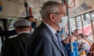 Austrijski predsjednik u tramvaju sa maskom na licu