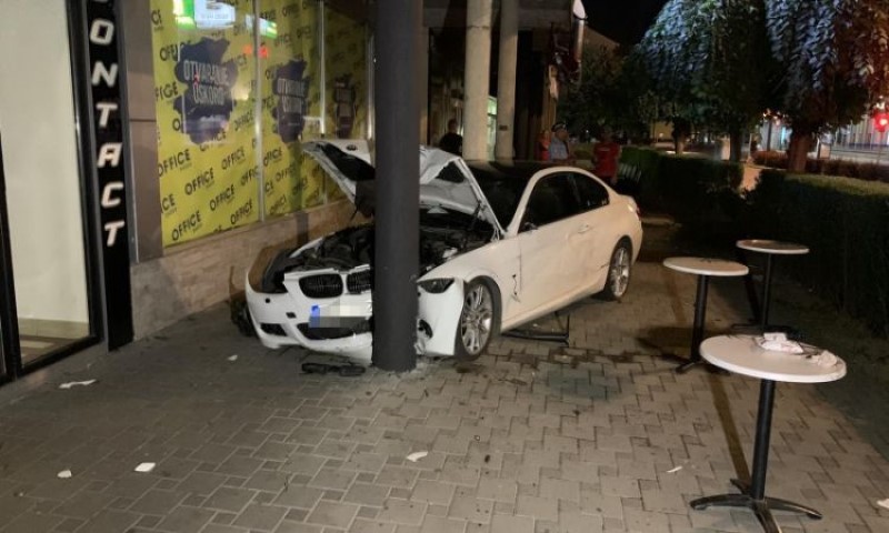 Pijan autom uletio u baštu kafića – VIDEO