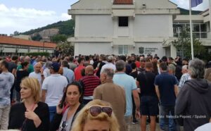 Incidenti u Budvi: Tuča u opštini, predstavnici DPS ušli u zgradu, stigla policija – VIDEO