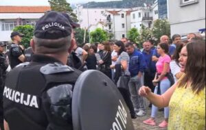 Pobuna naroda u Budvi: “Od svih mogućih lopova došli ste njega da hapsite!” – VIDEO