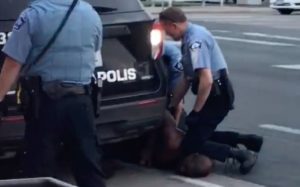 Policajac koljenom usmrtio crnca: Tinejdžerka se pred sudom izvinila jer “nije učinila više”