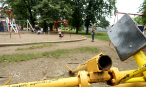 “Građanska patrola” u Banjaluci: Najviše prijava za oštećenja na dječijim igralištima i javnoj rasvjeti