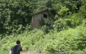 Mještani Klašnica u strahu: Ovo je kuća iz koje su migranti prijetili policiji – FOTO