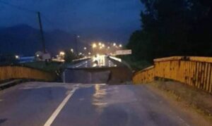 .Bujica srušila most u Ljuboviji: Rijeka nosi sve pred sobom, poplavljen centar grada – VIDEO