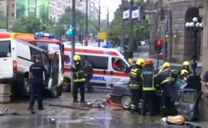 Stravične scene udesa u Beogradu: Vatrogasci sjekli vozilo da izvuku povrijeđene – VIDEO