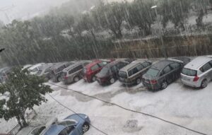 Јako nevrijeme i grad pogodili Dalmaciju; Temperatura za pola sata pala za 12 stepeni – VIDEO