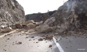 Na lice mjesta upućeni spasioci: Turista poginuo u odronu kamenja, sedmoro povrijeđeno