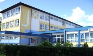 Pola odjeljenja mora u izolaciju: Učenica iz banjalučke škole zaražena korona virusom