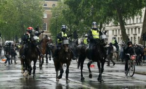 Jašući konja sudarila se sa semaforom: Policajka doživjela nezgodu tokom protesta u Londonu – VIDEO