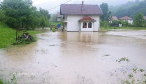 Dramatično stanje u Tuzlanskom kantonu: Poplave ozbiljno prijete, voda se probija u kuće