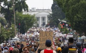Masovni mirni protesti širom Amerike – VIDEO