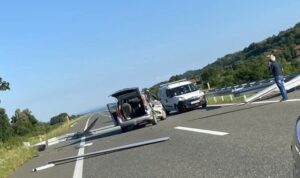 Automobil prešao u suprotnu traku na autoputu Banjaluka – Gradiška i izazvao udes