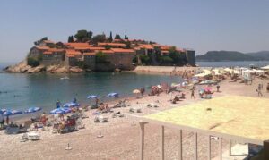 Porast broja zaraženih u Crnoj Gori, maske obavezne i do plaže