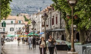 Kafa, šetnja – vikend u Trebinju: Pooštrene mjere u Crnoj Gori dovele komšije na jug Srpske