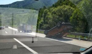 Teška saobraćajna nesreća na autoputu kod Kaknja, povrijeđeni Banjalučanin i Sarajka