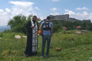 Vladika služio pomen, Albanac ometao kosilicom – VIDEO