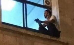 Raznježio mnoga srca: Sin se popeo na prozor kovid bolnice da se oprosti od majke VIDEO