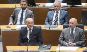 Vlada Janeza Janše preživjela glasanje o nepovjerenju uprkos protestu