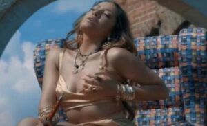Skandalozan spot: Pjevačica se mazi po grudima i puši nargilu unutar manastira VIDEO