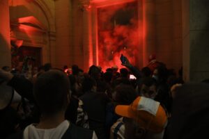Protest u Beogradu: Šok bombama i suzavcem na demonstrante pred skupštinom VIDEO