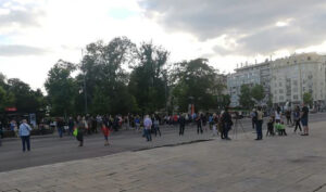 Šesti dan protesta u Beogradu: Pred Skupštinom nešto manje građana