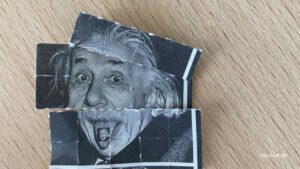 Neobičan radni dan: Policija pronašla sličice droge LSD sa Anštajnovim likom