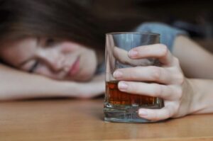Kobna “čašica ljute”: Umrle 44 osobe nakon što su pile lažna alkoholna pića