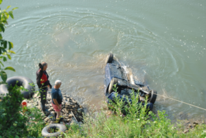 Auto završio u Drini: Vlasnik parkirao, a nije ostavio u brzini niti je povukao ručnu FOTO