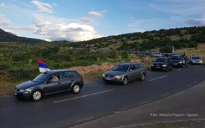 Auto-litije širom Crne Gore: Kilometarske kolone, sirene i skandiranje – Ne damo svetinje