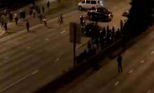 Uznemirujući snimak iz Amerike: Vozač se automobilom zabio u demonstrante