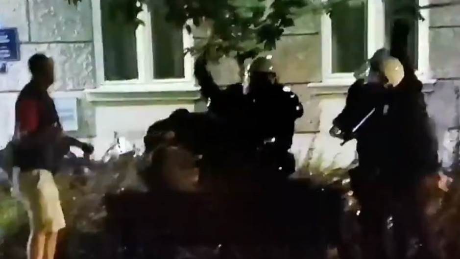 Sjedili na klupi i dobili batine, ali Vučić tvrdi da su napali policajce VIDEO