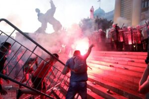 Okršaj u centru Beograda: Bakljama na Skupštinu, policija ispalila suzavac