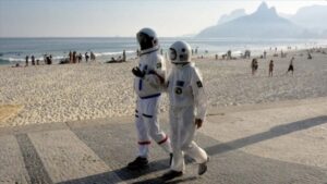 Neobičan prizor: Zbog zaštite od korone bračni par šeta u odjelu astronauta