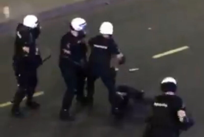 Brutalno: Kako policajci šutiraju i udaraju pendrecima demonstranta