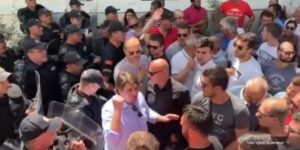 Nove tenzije u Budvi: Carević i Radović ponovo ne mogu da uđu u zgradu opštine