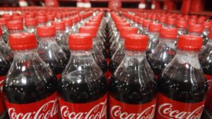 Gazirano piće – nova ambalaža: Koka-kola počinje da koristi flaše od reciklirane plastike