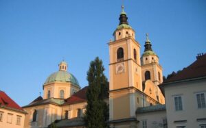 Nove mjere u crkvama u Sloveniji, vjernici ostavljaju papirić sa brojem telefona
