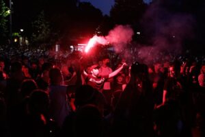 Pokušaj upada u Skupštinu: Obračun demonstranata, jedan izboden nožem, letjele baklje