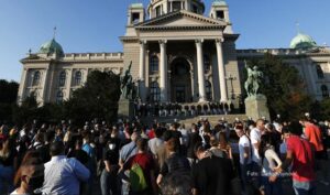 Novi protest u Beogradu: Demonstranti ispred Narodne skupštine, blokiran saobraćaj u centru grada