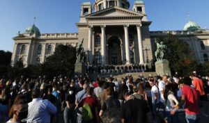 Novi protest u Beogradu: Demonstranti ispred Narodne skupštine, blokiran saobraćaj u centru grada