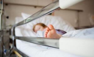 Sedmogodišnje dijete teško povrijeđeno! Na mališana pala vrata od 100 kilograma