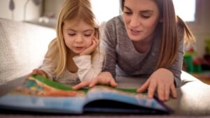 Zlatni savjeti za roditelje: Djeca će brže zaspati uz čitanje priče i toplu kupku