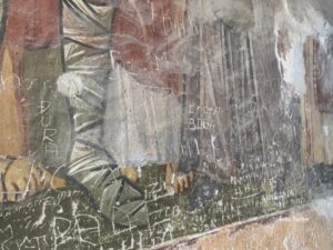 Bruka i sramota: Posjetioci ispisali imena na freske u manastiru Žiča FOTO