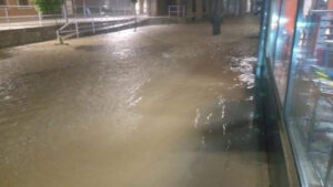 Kiša donijela glavobolje! U ovom dijelu BiH poplavljene ulice, voda i blato u kućama