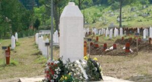Ništa nije sveto! Pisao riječ “genocid” na spomeniku u groblju, obaviješten tužilac