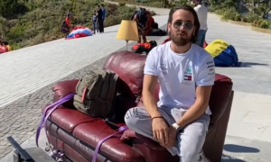 Putovanje iz snova: Pričvrstio krevet i TV na jedan od svojih paraglajdera i poletio (VIDEO)