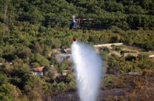 Vjetar bi mogao “donijeti” vatru i do sela: Buktinju u Trebinju gasi i helikopter